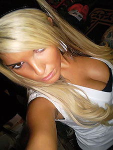 Heie Single Blondine will charmanten Begleiter